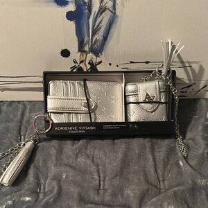 Adrienne Vittadini wristlet and ear bud case set